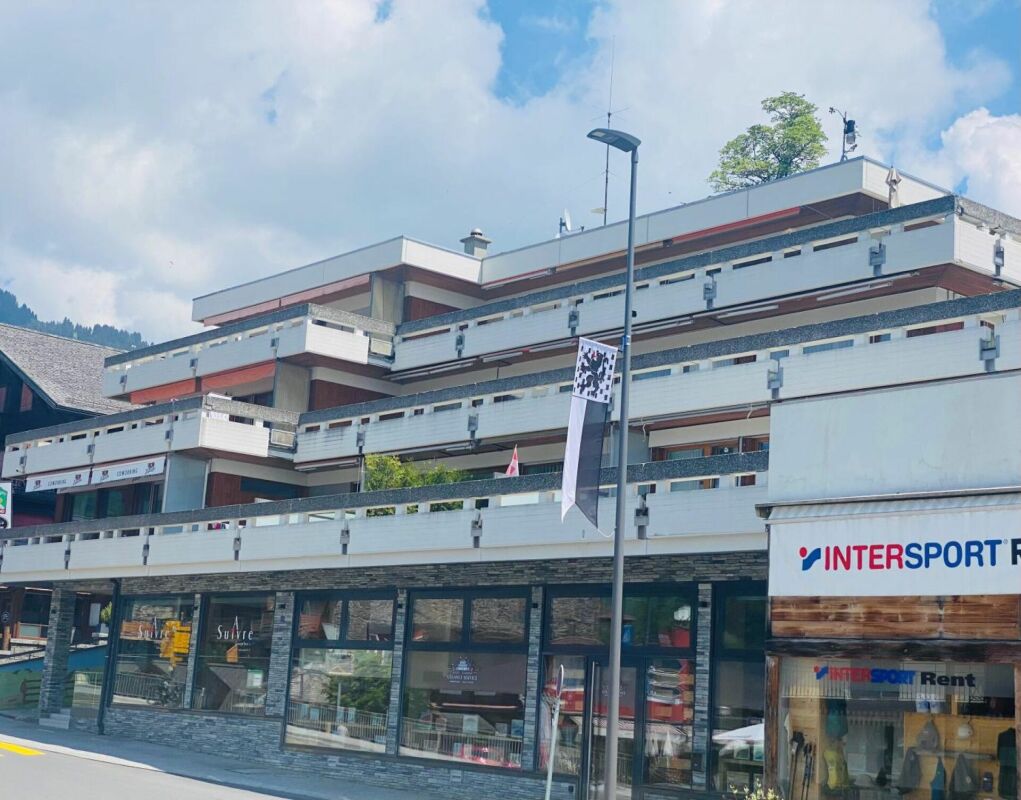 Mehrstöckiges Gebäude mit Gewerbeflächen