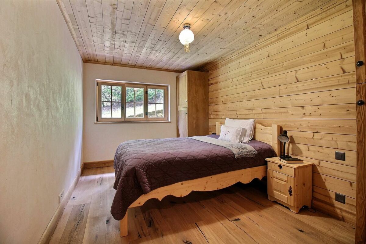Rustikales Schlafzimmer mit Holzverkleidung