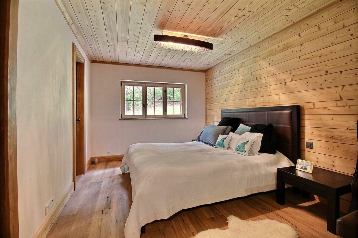 Rustikales Schlafzimmer mit Holzdecke