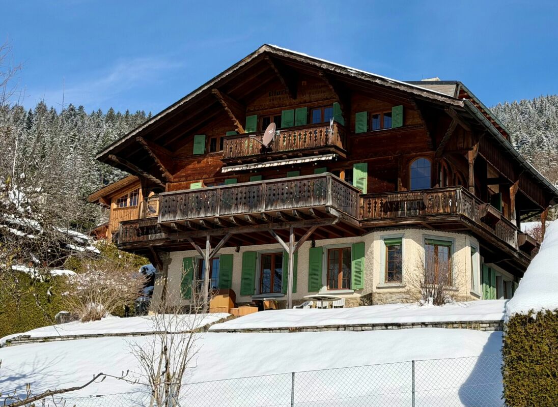Alpines Chalet mit Balkonen