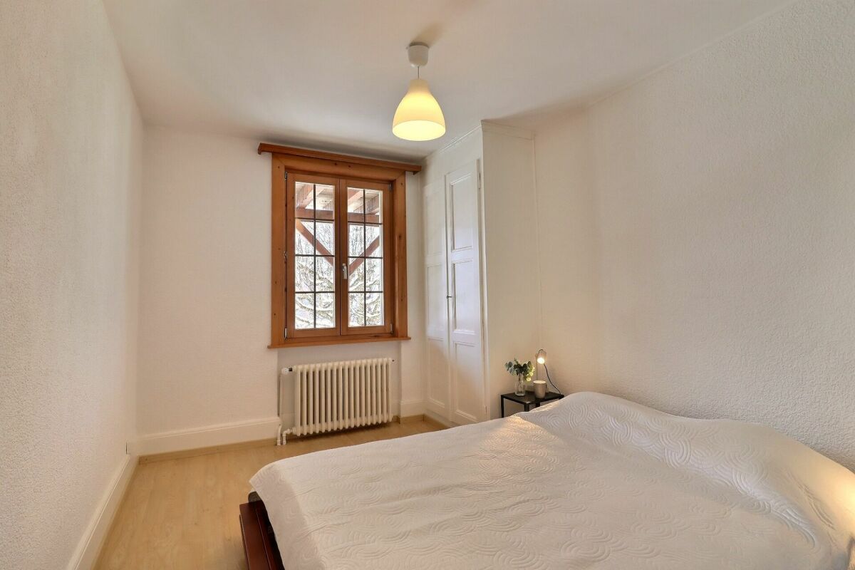Helles Schlafzimmer mit Holzfenster