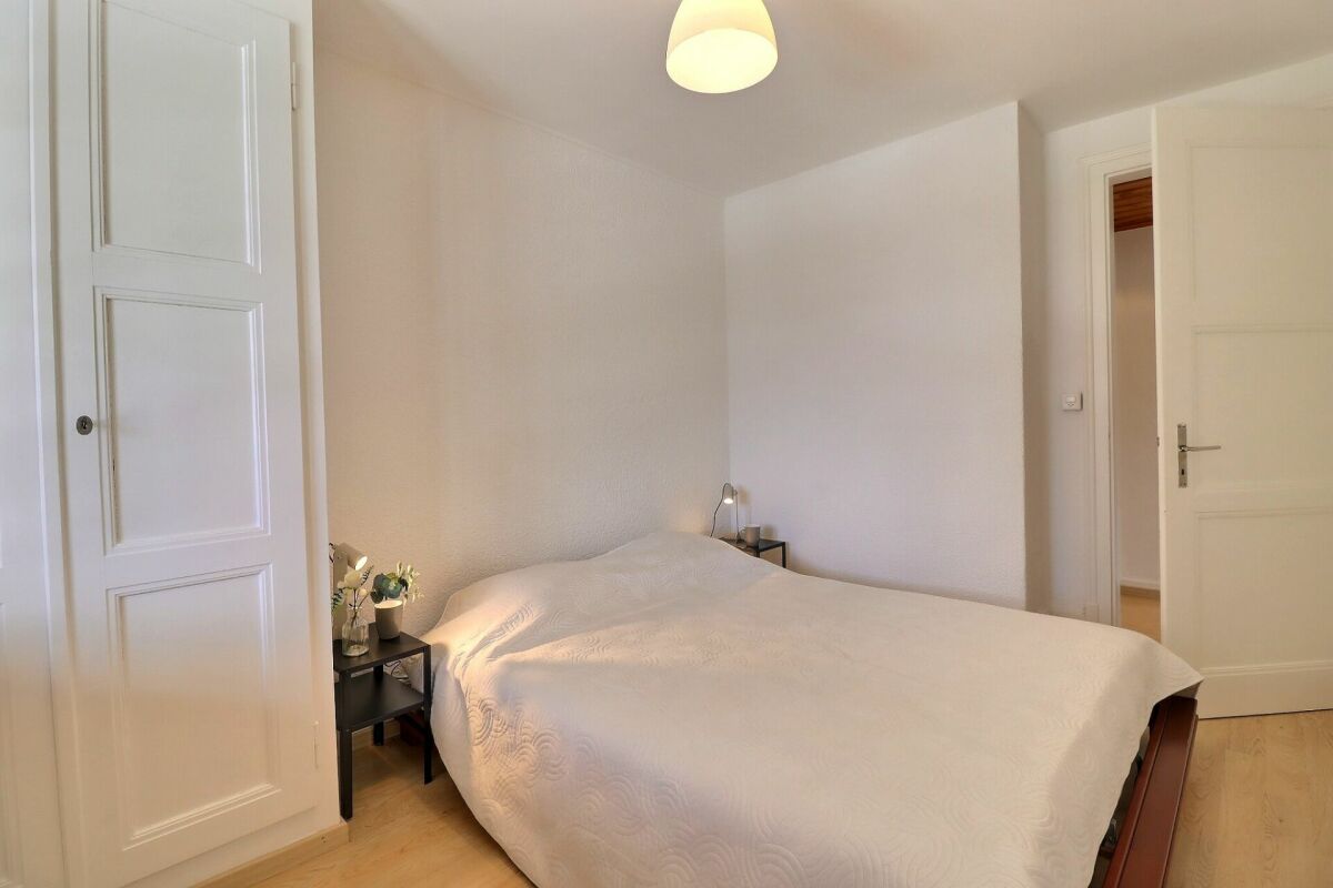 Helles Schlafzimmer mit Doppelbett