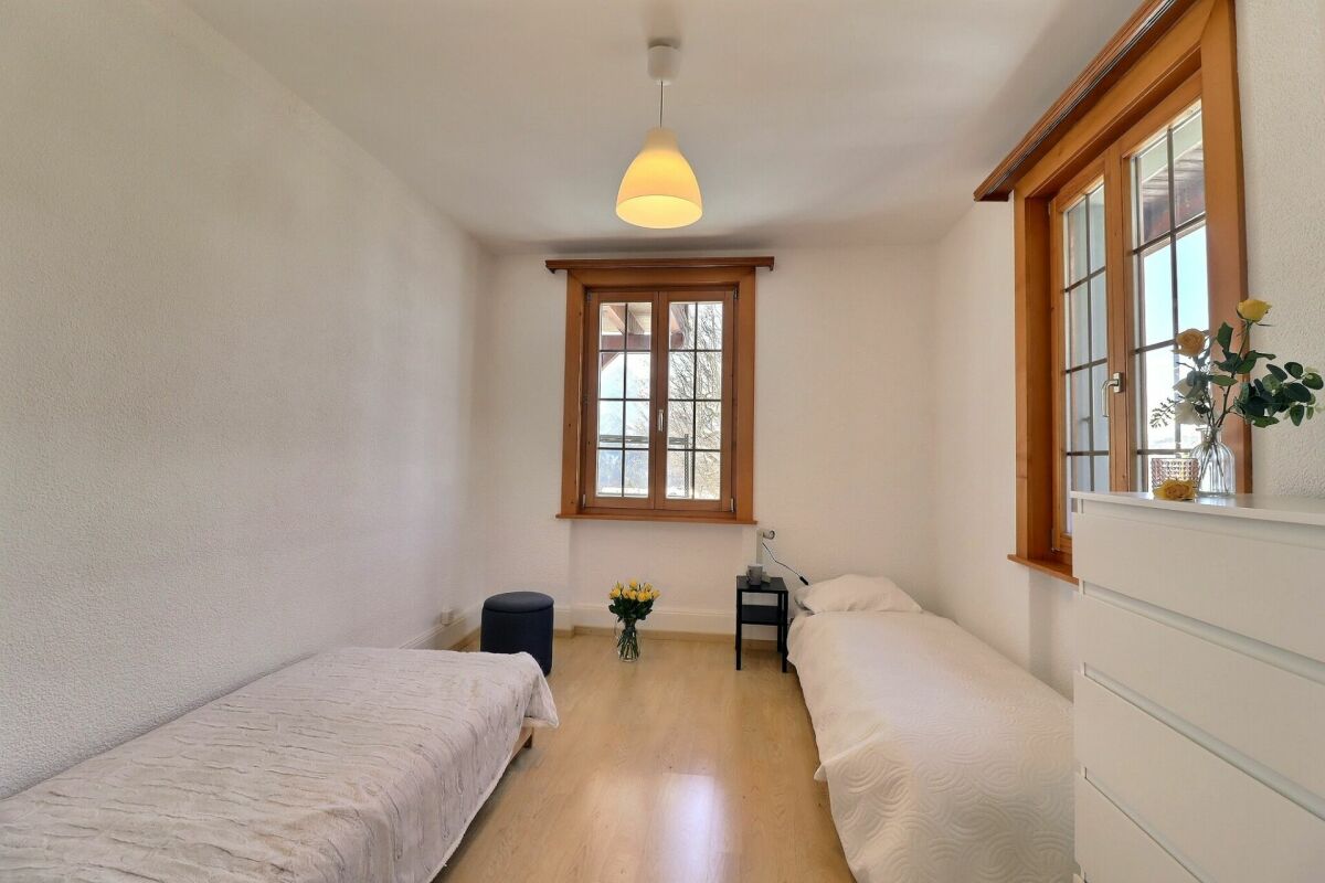 Kleines Schlafzimmer mit zwei Betten