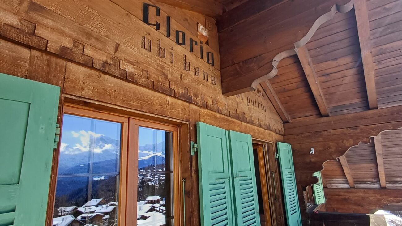 Balkon mit alpiner Holzfassade