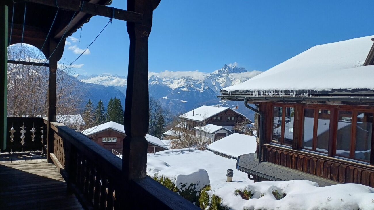 Balkon mit Bergblick im Schnee
