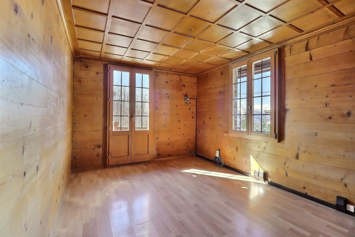 Holzvertäfelter Raum mit Fenstern
