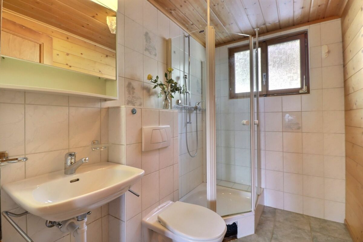 Badezimmer mit Dusche und WC