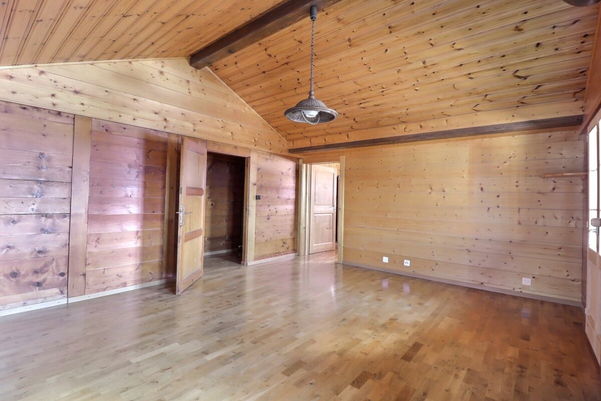 Holzverkleideter, leerer Raum mit Dachschräge