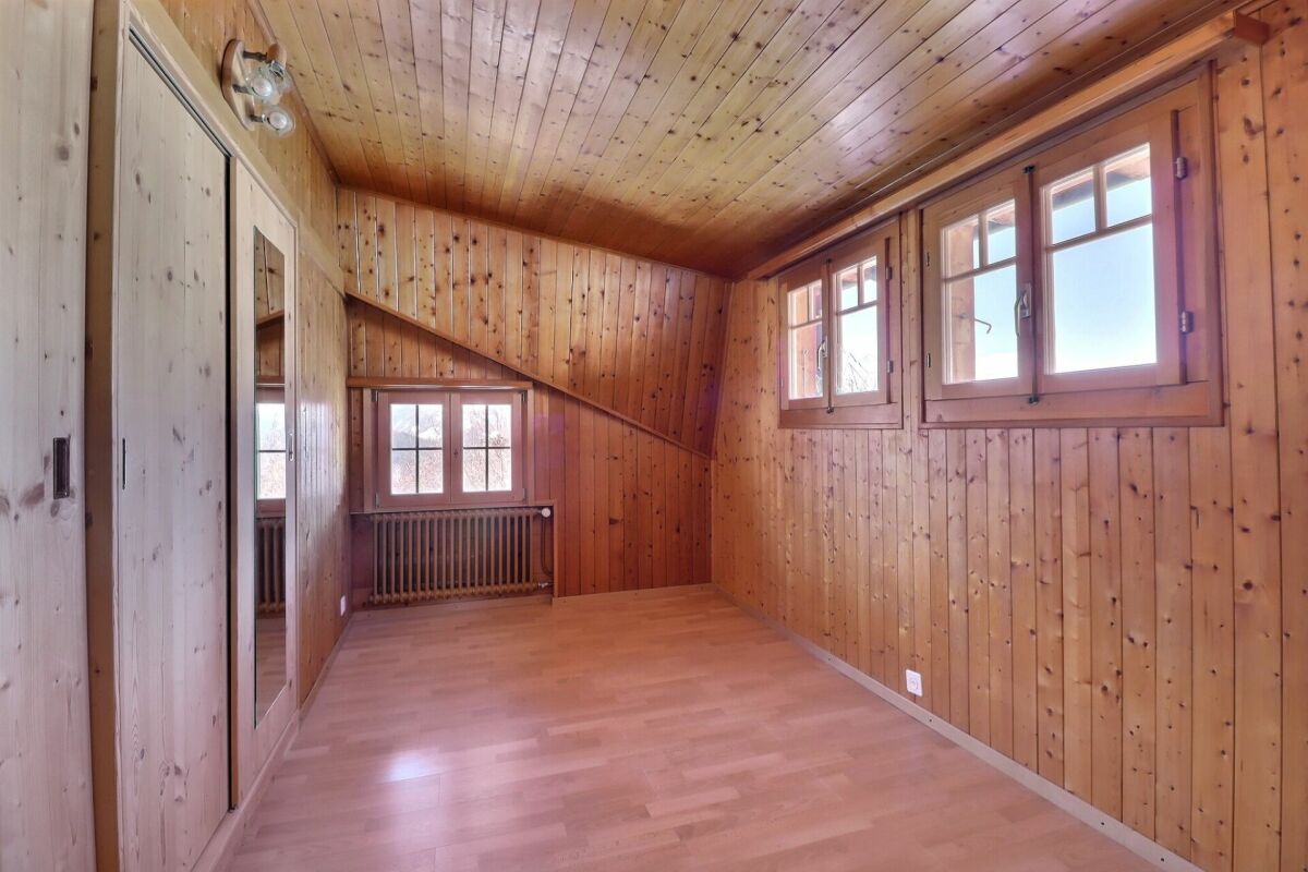 Dachzimmer mit Holzvertäfelung