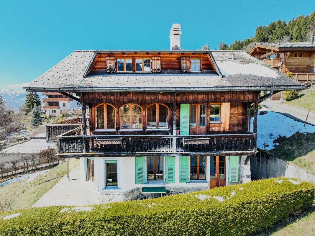 Alpines Holzhaus mit Balkon