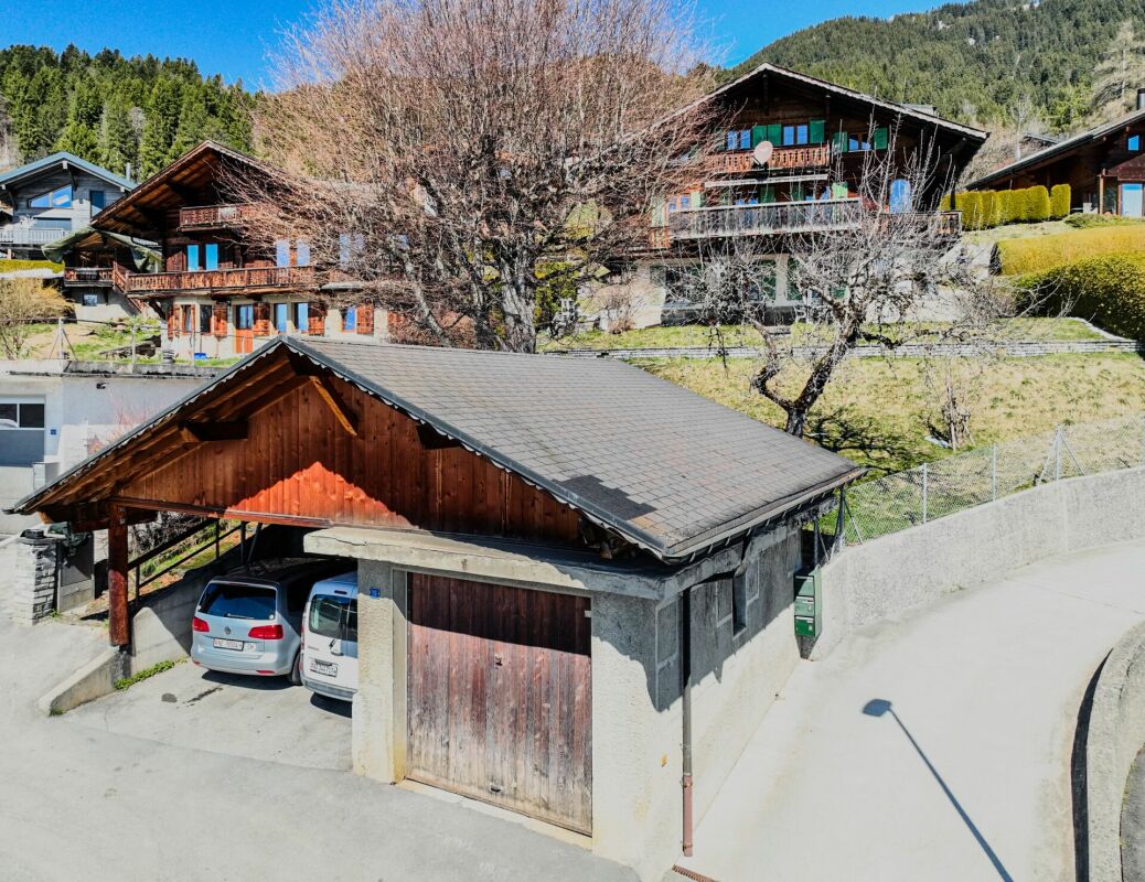 Alpines Carport mit Garage