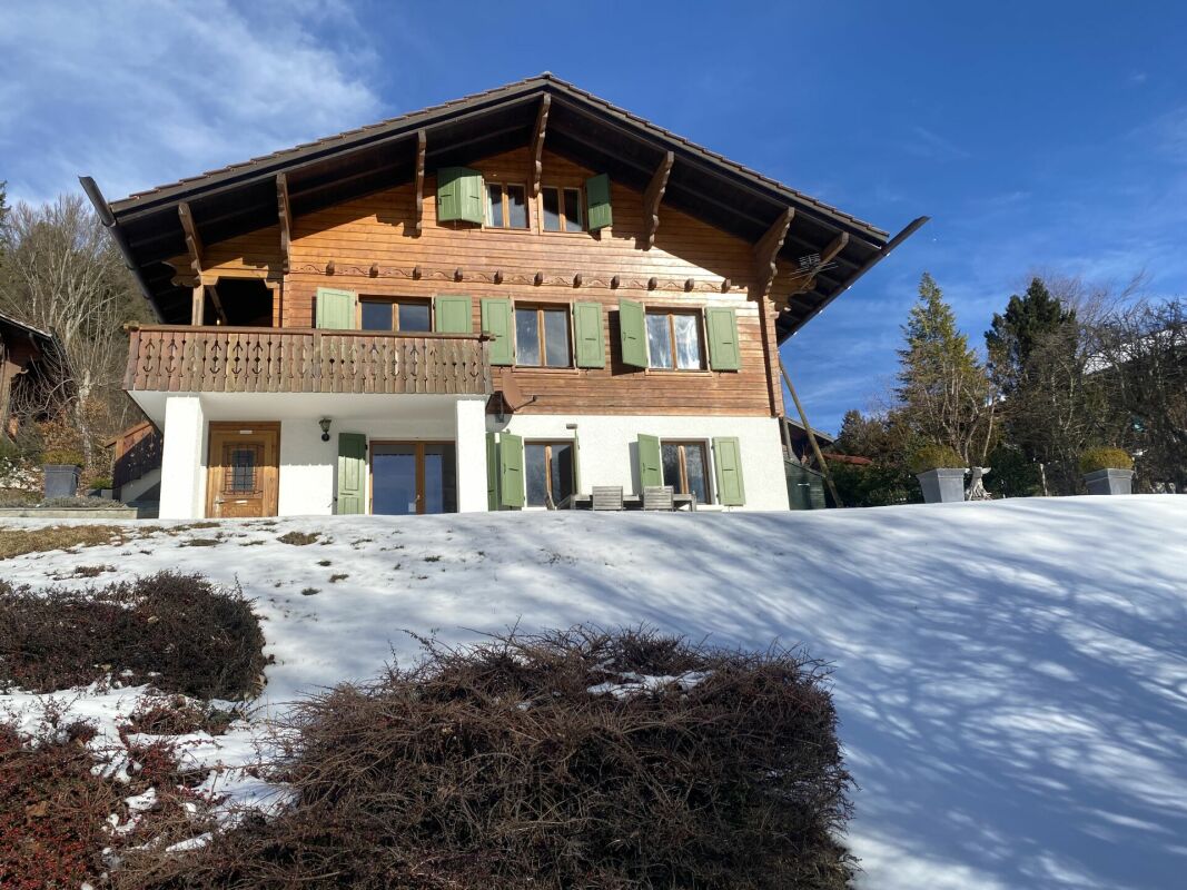 Alpenchalet mit verschneitem Garten
