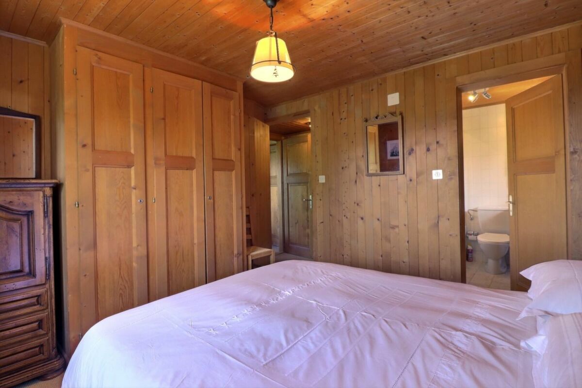 Gemütliches Schlafzimmer mit Holzvertäfelung