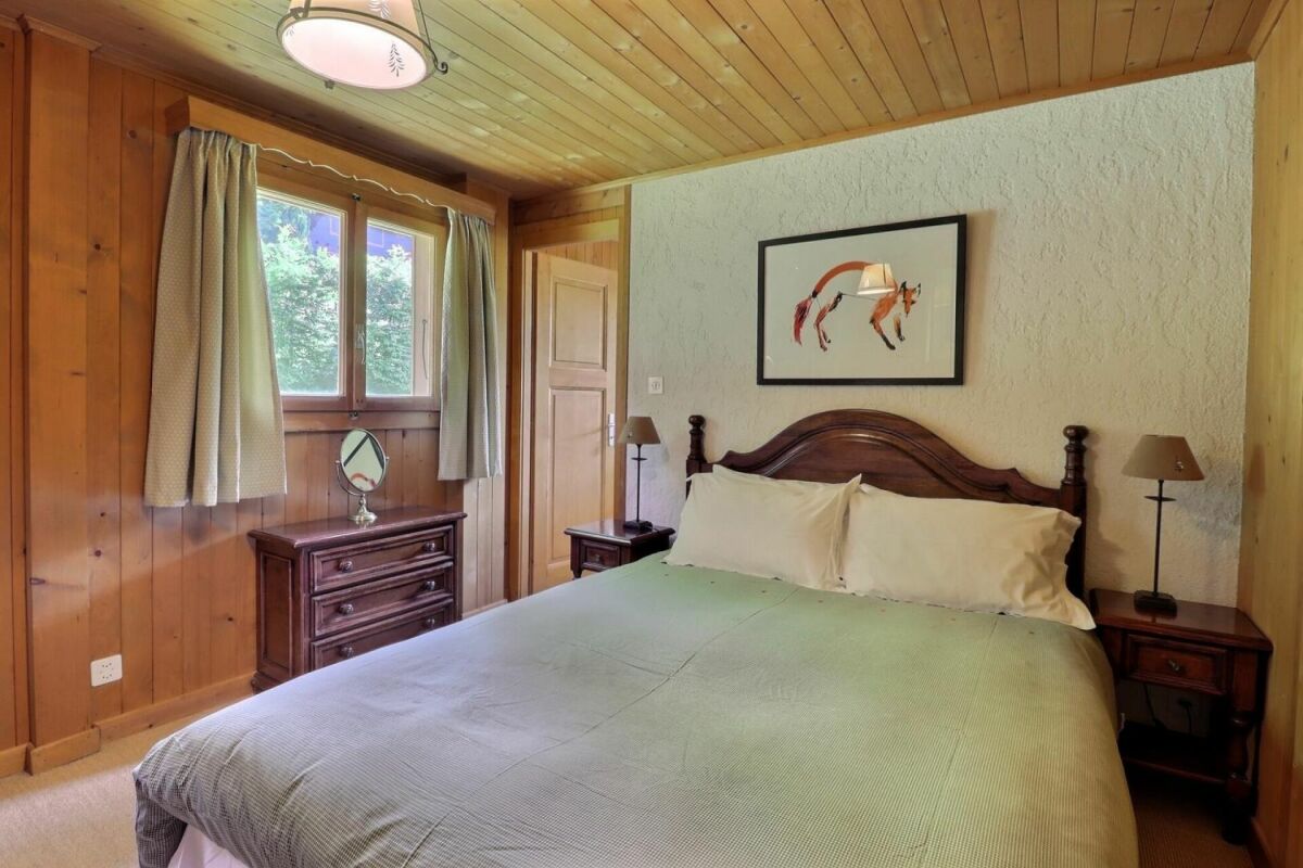 Gemütliches Schlafzimmer mit Holzvertäfelung