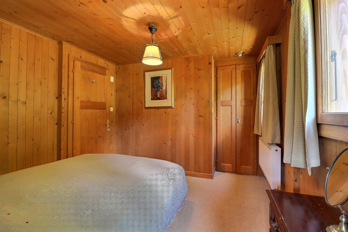 Holzvertäfeltes Schlafzimmer
