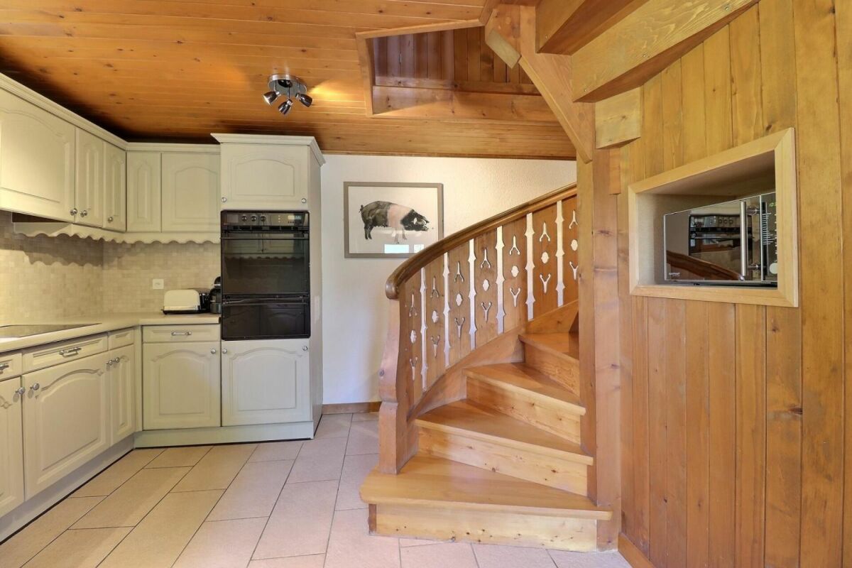 Rustikale Küche mit Holztreppe