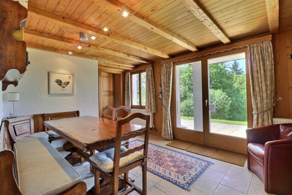 Gemütlicher Essbereich mit Holzdecke
