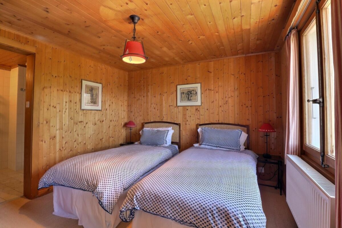 Rustikales Schlafzimmer mit Holzvertäfelung