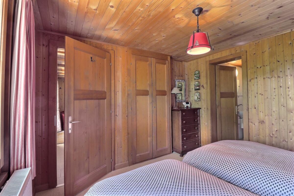 Gemütliches Schlafzimmer mit viel Holz