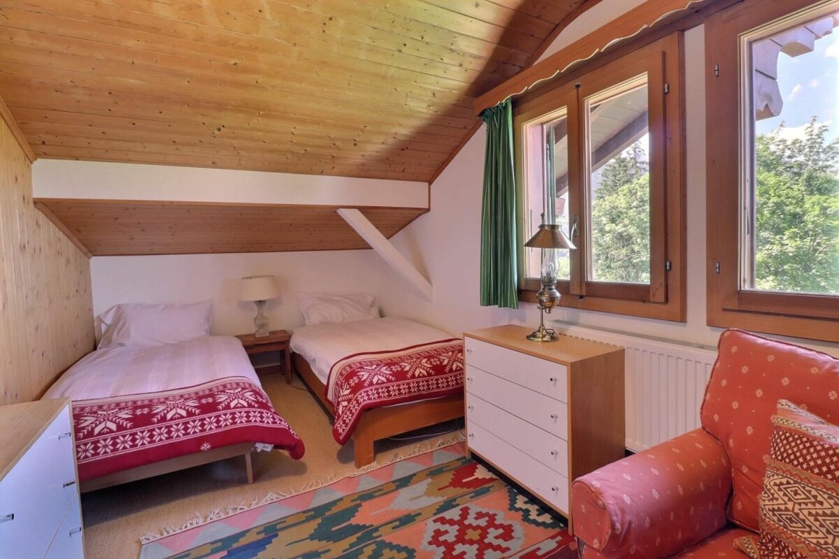 Gemütliches Dachgeschoss-Schlafzimmer mit zwei Einzelbetten