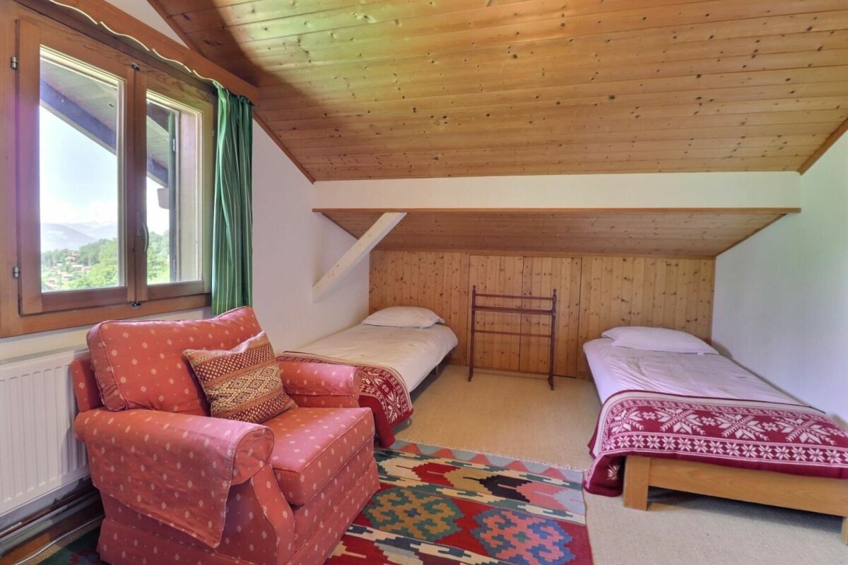 Gemütliches Dachgeschoss-Schlafzimmer mit zwei Einzelbetten