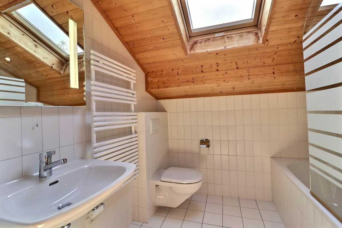 Dachgeschossbad mit Holzdecke