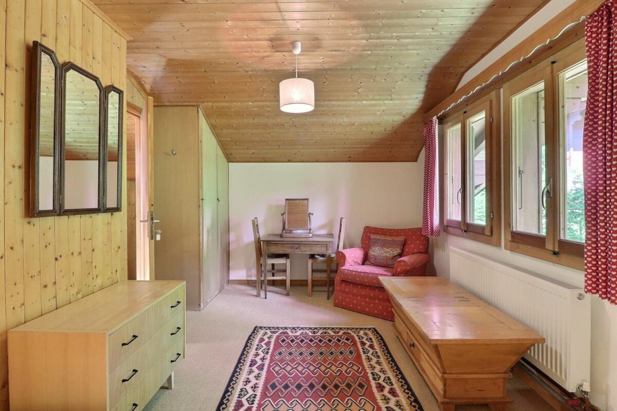 Gemütlicher Dachraum mit Holzverkleidung und Sitzbereich