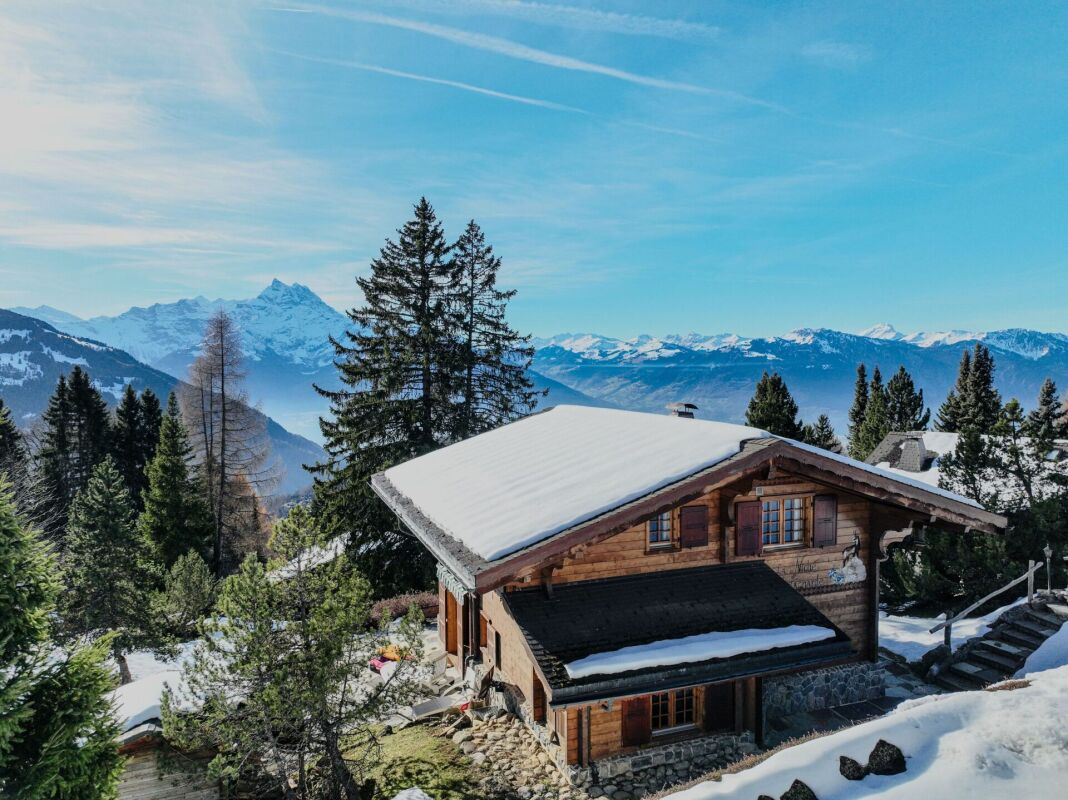 Alpen-Chalet mit Schneebedeckung und Bergpanorama