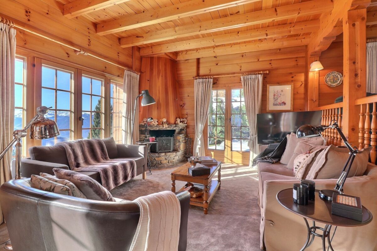Gemütliches Holz-Wohnzimmer mit Bergblick
