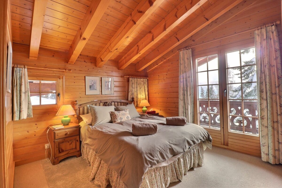 Gemütliches Holzschlafzimmer mit Bergblick