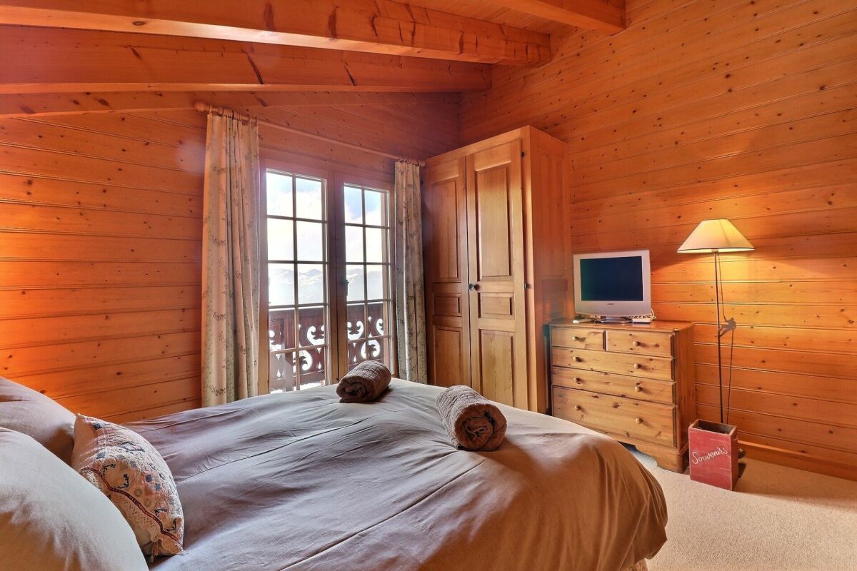 Gemütliches Holzschlafzimmer mit Bergblick