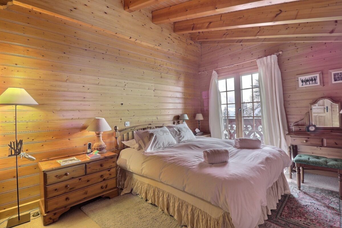 Gemütliches Holzschlafzimmer mit Balkonblick