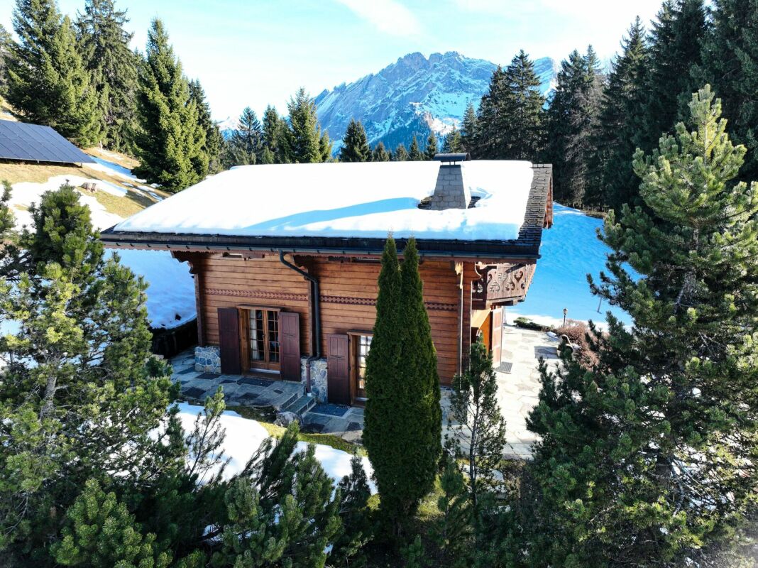 Berghütte im Schnee mit Alpenblick