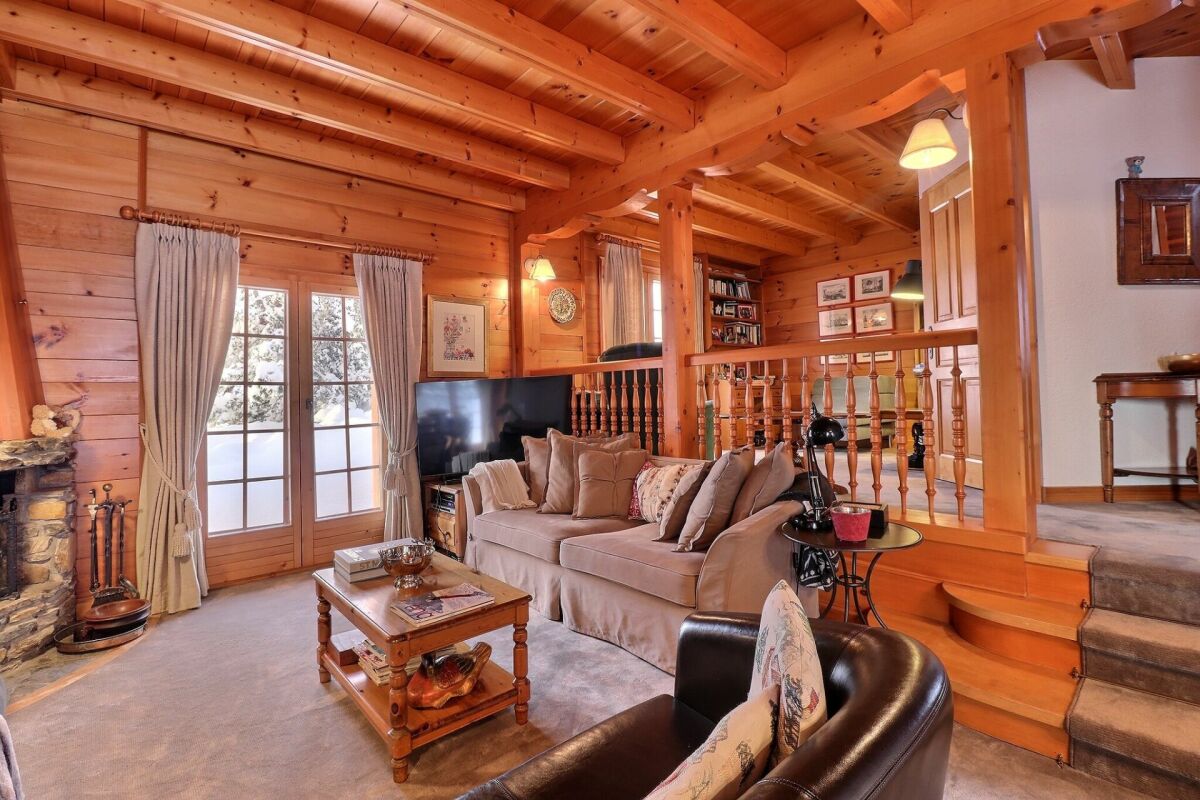 Gemütliches Chalet-Wohnzimmer mit Holzvertäfelung
