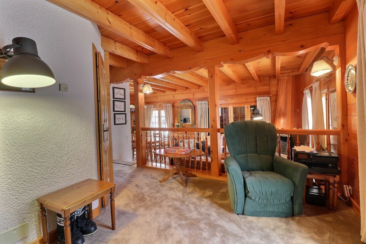 Gemütliche Galerie mit viel Holz