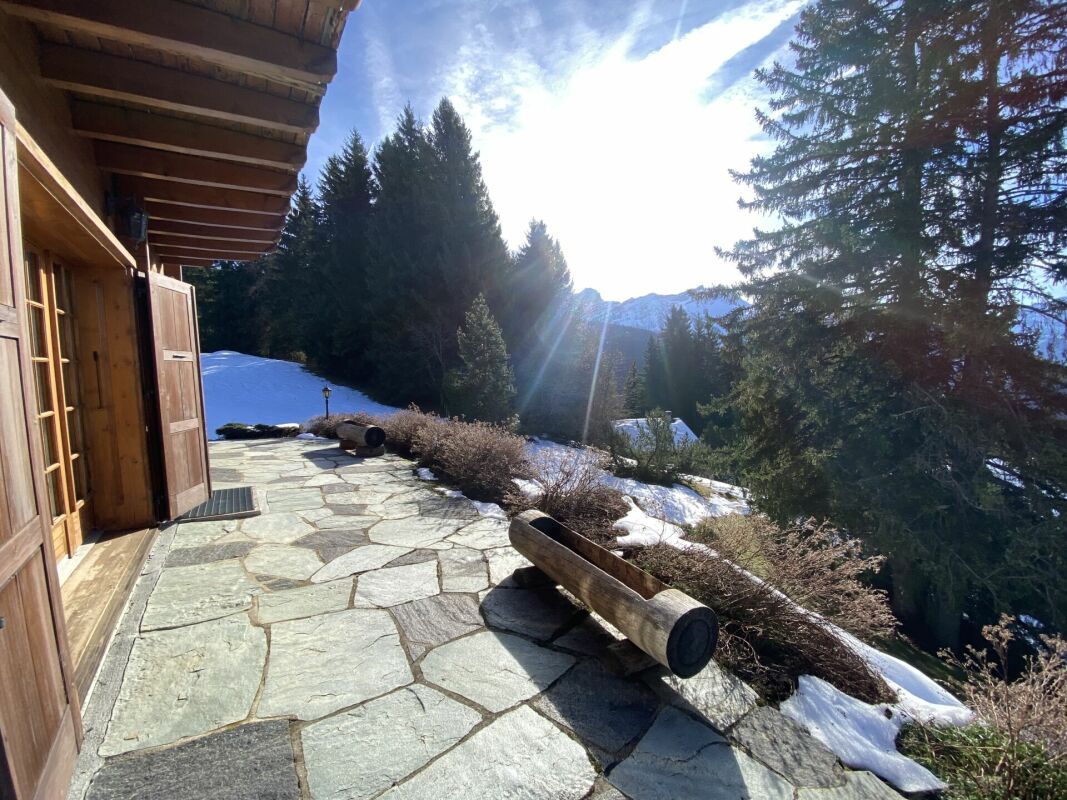 Alpen-Terrasse mit Bergblick