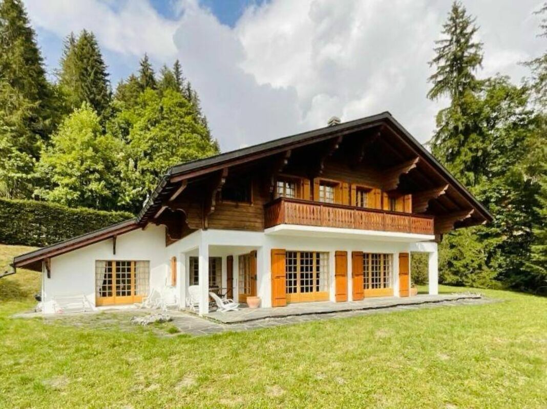 Alpenchalet mit Holzbalkon