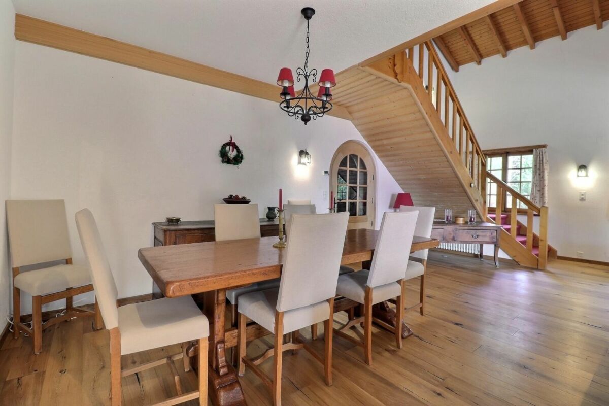 Esszimmer mit Holztreppe