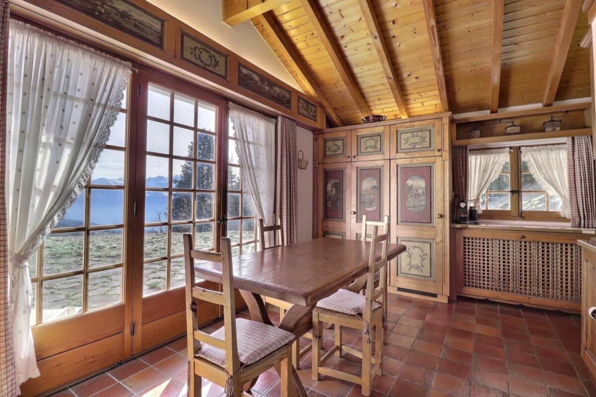 Gemütlicher Essbereich im Chalet-Stil