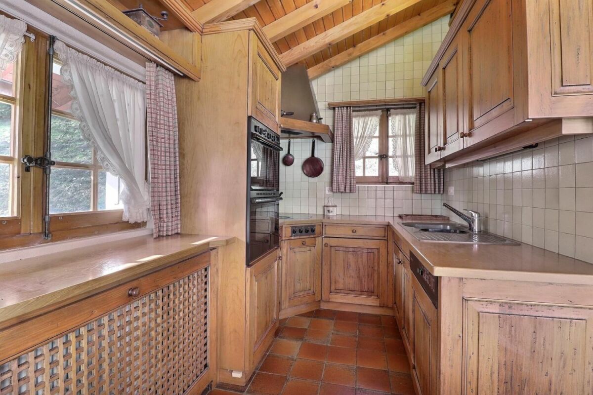 Rustikale Landhausküche mit Holzoberflächen