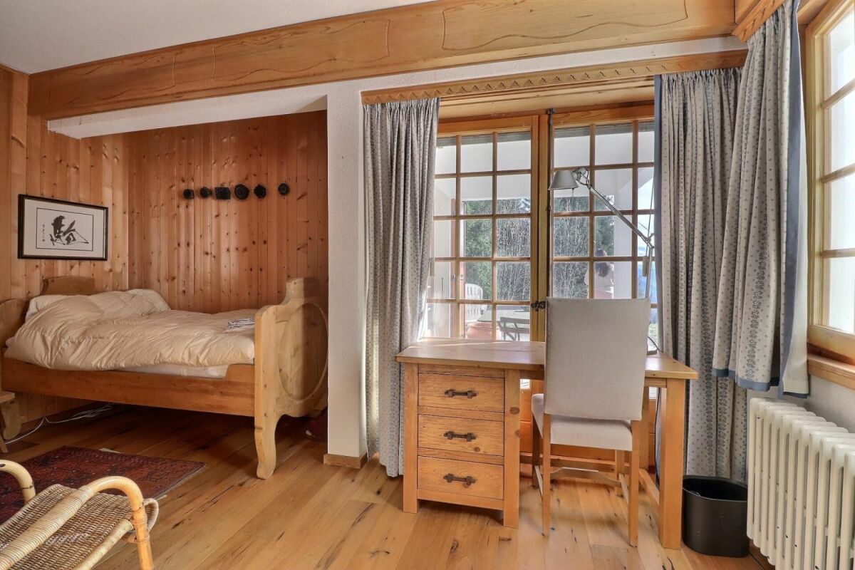 Gemütliches Holzschlafzimmer mit Arbeitsbereich