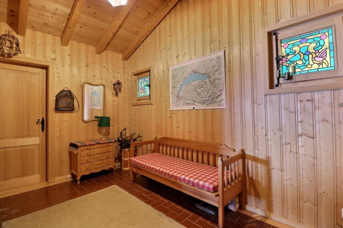 Gemütliche Holzverkleidete Diele mit Sitzbank