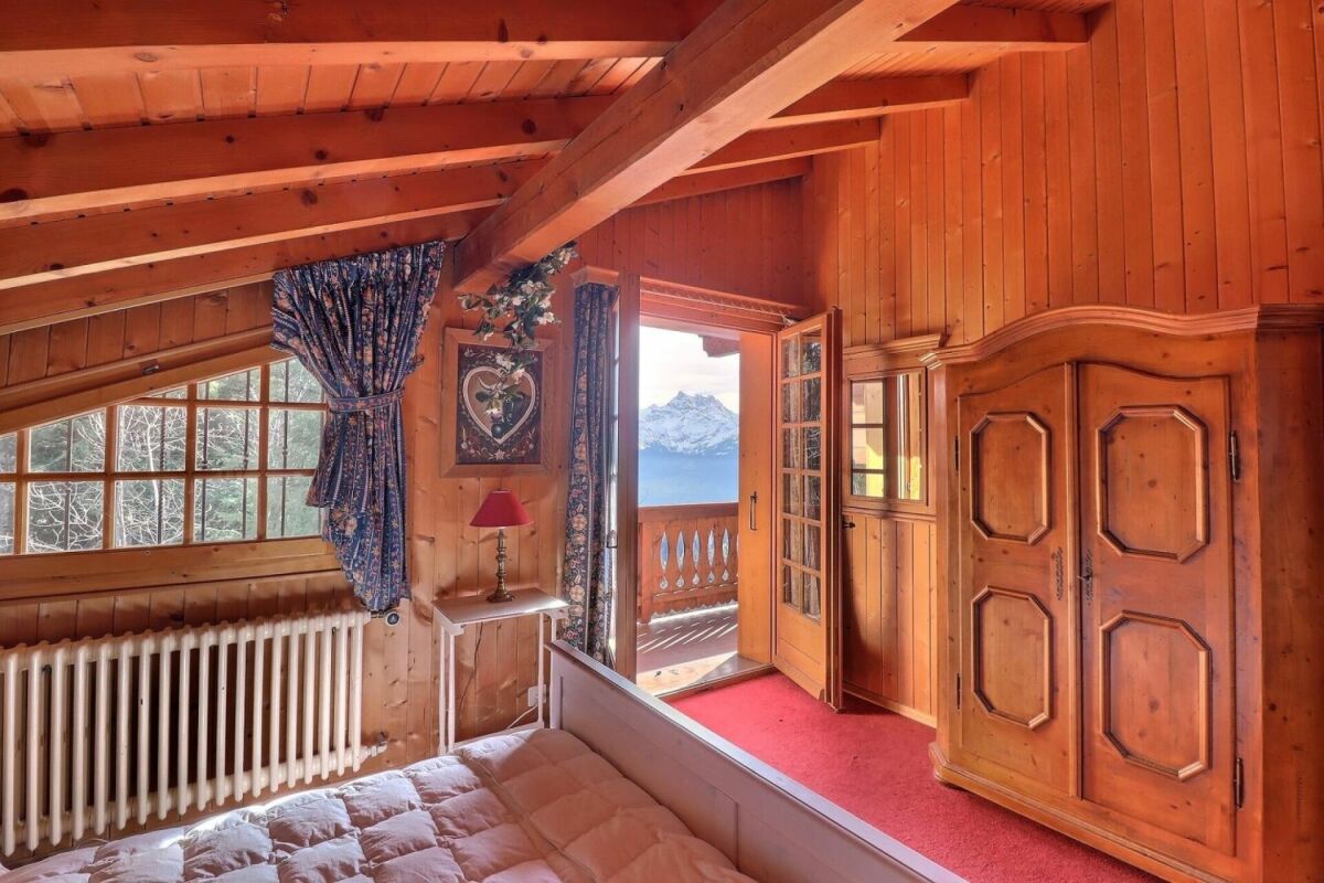 Gemütliches Holzschlafzimmer mit Balkonblick