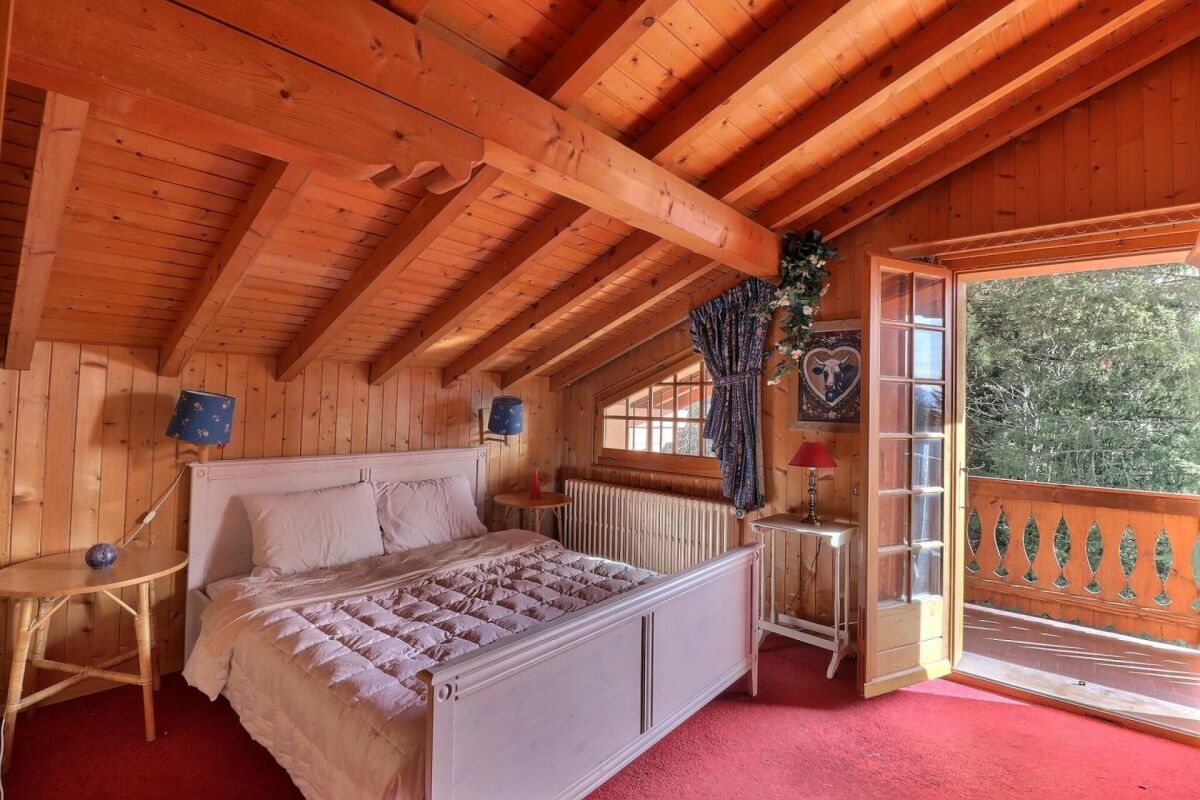Holzvertäfeltes Schlafzimmer mit Balkon