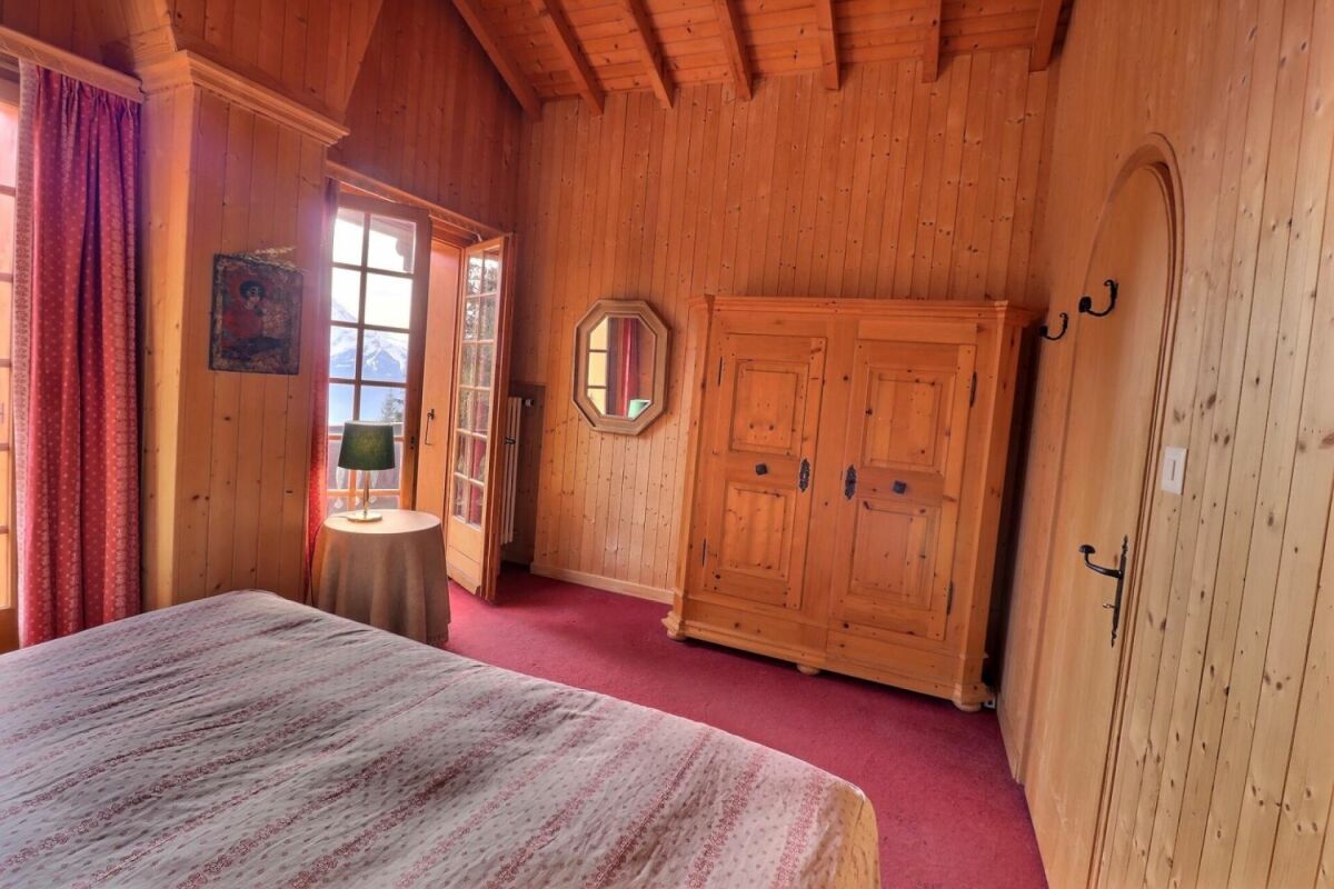 Rustikales Schlafzimmer mit Holzverkleidung