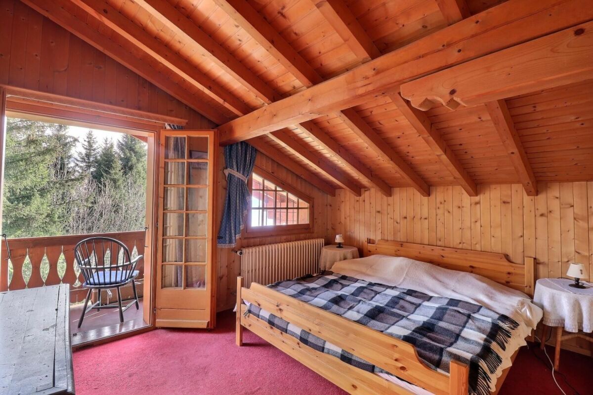 Holzvertäfeltes Schlafzimmer mit Balkon