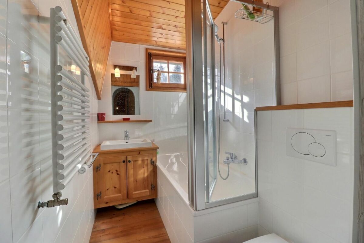 Kleines Badezimmer mit Badewanne und Dusche
