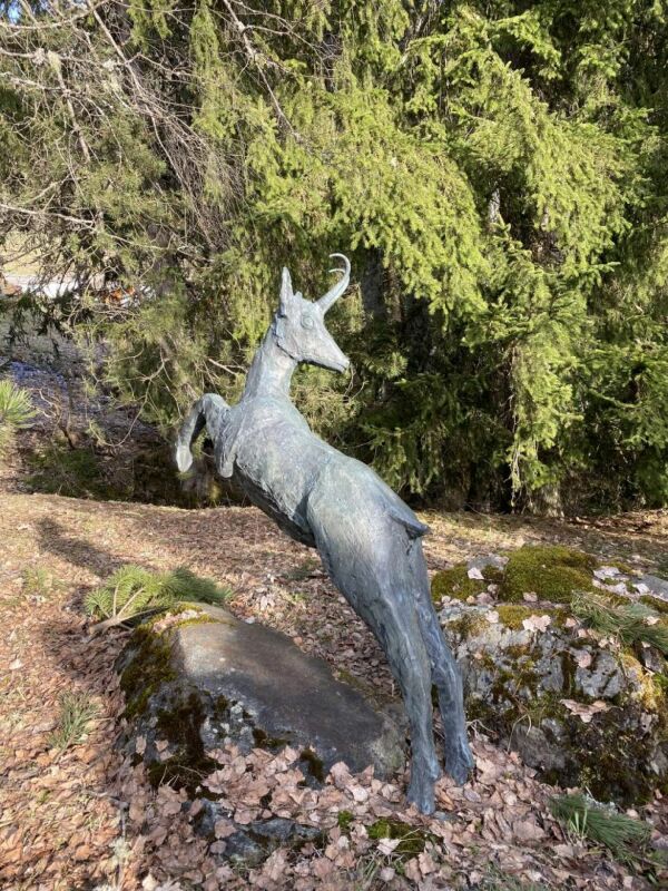 Außenskulptur eines Hirsches im Wald