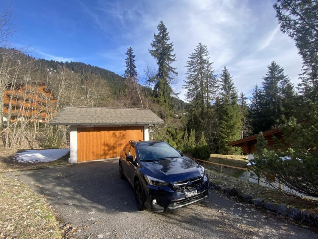 Außenansicht mit Garage und Fahrzeug