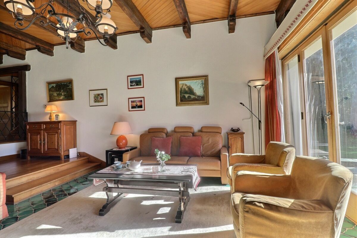 Gemütliches Wohnzimmer mit sichtbaren Holzbalken